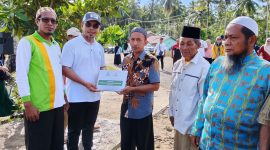 Bupati Boltara, Dr. Sirajudin Lasena didampingi Ketua Baznas Boltara, Iswan Syaban menyerahkan bantuan Rumah Layak Huni BAZNAS (RLHB) kepada masyarakat penerima manfaat. 