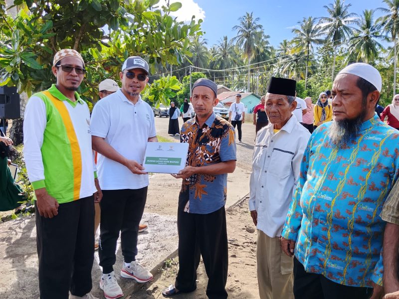 Bupati Boltara, Dr. Sirajudin Lasena didampingi Ketua Baznas Boltara, Iswan Syaban menyerahkan bantuan Rumah Layak Huni BAZNAS (RLHB) kepada masyarakat penerima manfaat. 