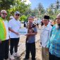 Bupati Boltara, Dr. Sirajudin Lasena didampingi Ketua Baznas Boltara, Iswan Syaban menyerahkan bantuan Rumah Layak Huni BAZNAS (RLHB) kepada masyarakat penerima manfaat. 