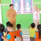 Sekda Boltara, dr. Jusnan C. Mokoginta saat mengunjungi dan turut bermain bersama anak-anak di PAUD TK KB Budi Mania Boroko. 