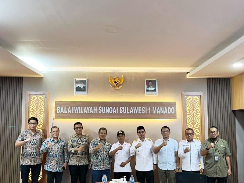 Bupati Boltara, Dr. Sirajudin Lasena bersama Sangadi Bolangitang II Desmon Pua, didampingi oleh Camat, Kadis dan Sekretaris PUTR audensi dengan Kepala Balai Wilayah Sungai (BWS) Sulawesi I, Ir. Sugeng Harianto beserta jajaran di kantor BWS Sulawesi I Manado