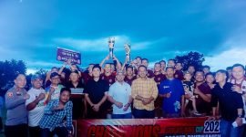 Bupati Boltara, Dr. Sirajudin Lasena didampingi oleh Wakil Ketua DPRD Boltara, Saiful Ambarak beserta jajaran Polsek Pinogaluman, Panitia dan Anonymous FC selaku pemenang Soccer Tournament Sangadi Buko Cup 2025