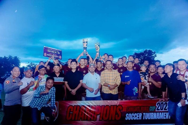Bupati Boltara, Dr. Sirajudin Lasena didampingi oleh Wakil Ketua DPRD Boltara, Saiful Ambarak beserta jajaran Polsek Pinogaluman, Panitia dan Anonymous FC selaku pemenang Soccer Tournament Sangadi Buko Cup 2025