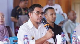 Bupati Boltara, Dr. Sirajudin Lasena saat memberikan sambutan di rapat kerja pemda bersama pemerintah kecamatan dan desa se-kecamatan pinogaluman
