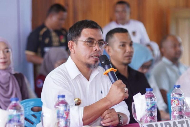 Bupati Boltara, Dr. Sirajudin Lasena saat memberikan sambutan di rapat kerja pemda bersama pemerintah kecamatan dan desa se-kecamatan pinogaluman