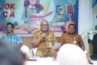 Asisten Bidang Ekonomi dan Pembangunan, Hi. Abdul Mutoh Daeng Mulisa, didampingi oleh Kepala Kantor Kesbangpol dan PT. Ecogas