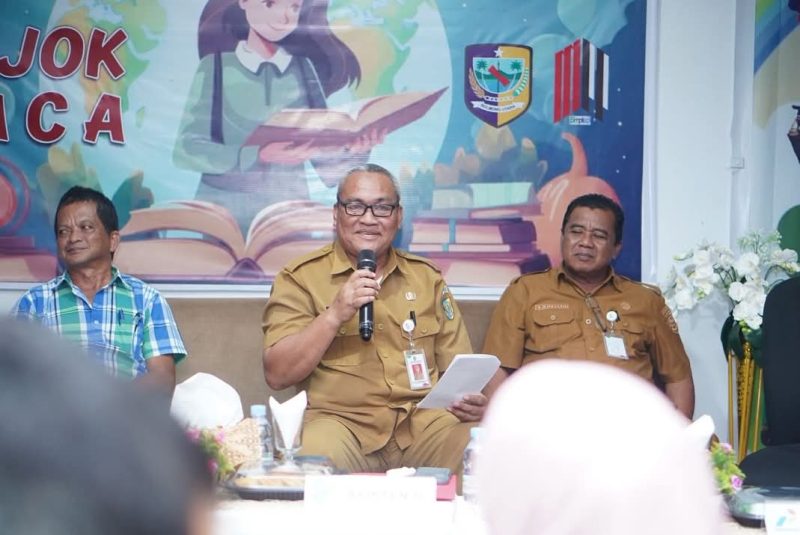 Asisten Bidang Ekonomi dan Pembangunan, Hi. Abdul Mutoh Daeng Mulisa, didampingi oleh Kepala Kantor Kesbangpol dan PT. Ecogas