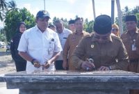 Bupati Boltara, Dr. Sirajudin Lasena menandatangani prasasti sebagai pengesahan dan pengakuan formal bahwa aset atau bangunan tersebut telah dibangun dan siap dimanfaatkan.