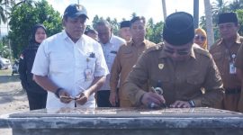 Bupati Boltara, Dr. Sirajudin Lasena menandatangani prasasti sebagai pengesahan dan pengakuan formal bahwa aset atau bangunan tersebut telah dibangun dan siap dimanfaatkan.