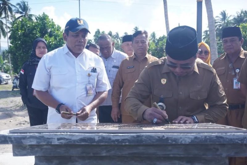 Bupati Boltara, Dr. Sirajudin Lasena menandatangani prasasti sebagai pengesahan dan pengakuan formal bahwa aset atau bangunan tersebut telah dibangun dan siap dimanfaatkan.