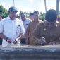 Bupati Boltara, Dr. Sirajudin Lasena menandatangani prasasti sebagai pengesahan dan pengakuan formal bahwa aset atau bangunan tersebut telah dibangun dan siap dimanfaatkan.
