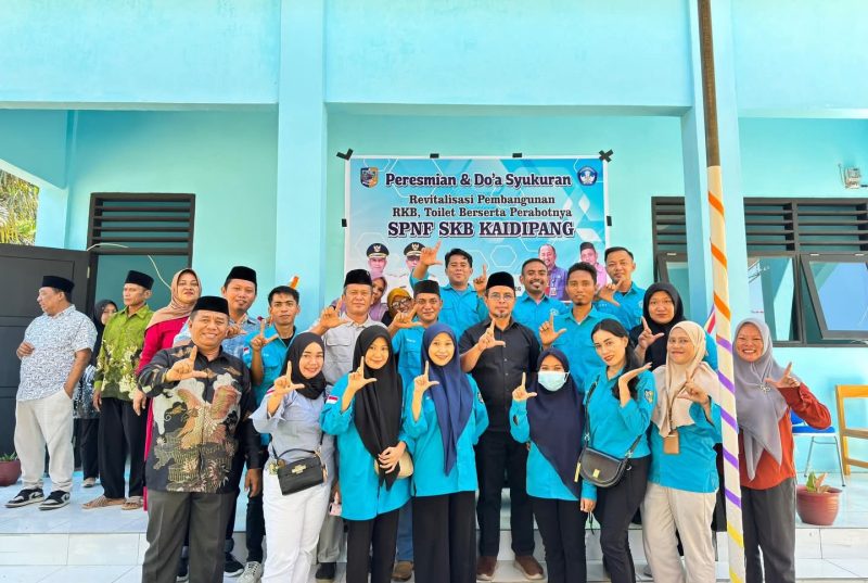 Bupati Boltara, Dr. Sirajudin Lasena bersama anggota DPRD Boltara dan tenaga pendidik dan tutor SPNF SKB Kaidipang