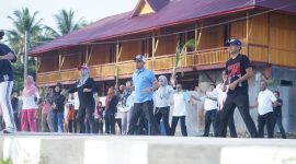 SJL-MAP beserta jajaran dan seluruh ASN Pemkab Boltara mengikuti senam pagi yang merupakan rangkaian kegiatan apel pagi dan kemudian dilanjutkan dengan kegiatan bersih-bersih pantai