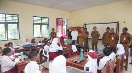 Bupati Boltara, Dr. Sirajudin Lasena didampingi oleh Wakil Bupati Boltara, Moh. Aditya Pontoh berserta jajaran pemkab Boltara melihat secara langsung MBG yang diberikan kepada para siswa untuk dinikmati. 