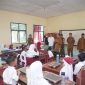 Bupati Boltara, Dr. Sirajudin Lasena didampingi oleh Wakil Bupati Boltara, Moh. Aditya Pontoh berserta jajaran pemkab Boltara melihat secara langsung MBG yang diberikan kepada para siswa untuk dinikmati. 