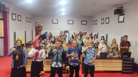 Sekretaris Dinkes Boltara, Febianto Lumoto beserta jajaran bersama Muchtar Rahim selaku narasumber dan Kepala BPKPD Boltara, Nul Akim, Kepala PKM se-Boltara, Dirut RSUD Boltara, pada kegiatan implementasi tata kelola keuangan dan manajemen yang fleksibel Badan Layanan Umum Daerah (BLUD) bagi Puskesmas dan RSUD tingkat Kabupaten Boltara. 