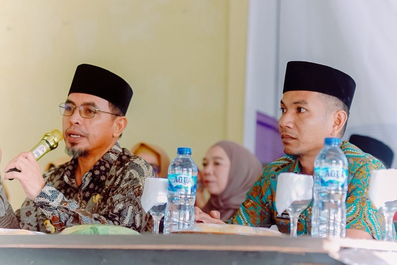 Bupati Boltara, Dr. Sirajudin Lasena dan Wakil Bupati Boltara, Moh. Aditya Pontoh di rapat kerja pemda bersama pemerintah kecamatan sangkub dan desa se-kecamatan sangkub