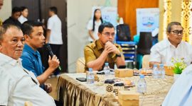Ketua Komisi II DPRD Boltara, Mardan Umar saat menyampaikan aspirasi masyarakat Kaidipang-Pinogaluman di depan Bupati Boltara dan Kepala Balai Wilayah Sungai (BWS) Sulawesi I, Komang Sudana. 