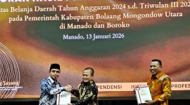 Bupati Boltara, Dr. Sirajudin Lasena menyerahkan Laporan Hasil Pemeriksaan (LHP) Kinerja dan Pemeriksaan Dengan Tujuan Tertentu (DTT) Semester II Tahun 2025 pada BPK RI perwakilan Sulut dan didampingi oleh Pimpinan DPRD Boltara. 