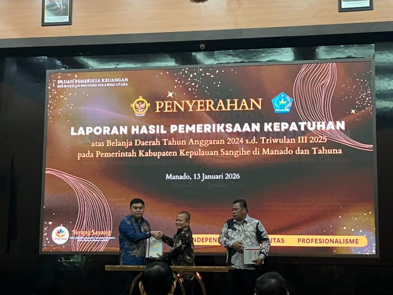 Wakil Bupati Kepulauan Sangihe, Tendris Bulahari, didampingi DPRD Kabupaten Kepulauan Sangihe menerima LHP oleh BPK RI Perwakilan Sulut