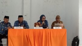 Wakil Bupati Gorut, Nurjanah Hasan Yusuf saat memimpin rapat sosialisasi bahaya dan pemanfaatan sampah didampingi oleh Asisten II Bidang Pemerintahan, Kadis DLH dan Camat Kwandang