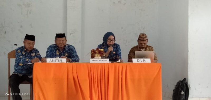 Wakil Bupati Gorut, Nurjanah Hasan Yusuf saat memimpin rapat sosialisasi bahaya dan pemanfaatan sampah didampingi oleh Asisten II Bidang Pemerintahan, Kadis DLH dan Camat Kwandang