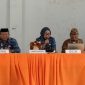 Wakil Bupati Gorut, Nurjanah Hasan Yusuf saat memimpin rapat sosialisasi bahaya dan pemanfaatan sampah didampingi oleh Asisten II Bidang Pemerintahan, Kadis DLH dan Camat Kwandang