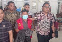 Jajaran Kejari Sangihe membawa tersangka korupsi dana desa inisial SS yang merupakan mantan bendahara kampung Beha. 