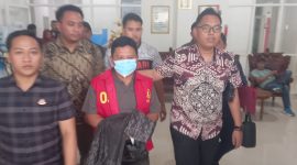Jajaran Kejari Sangihe membawa tersangka korupsi dana desa inisial SS yang merupakan mantan bendahara kampung Beha. 