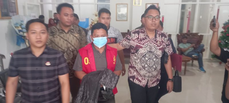 Jajaran Kejari Sangihe membawa tersangka korupsi dana desa inisial SS yang merupakan mantan bendahara kampung Beha. 