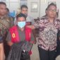Jajaran Kejari Sangihe membawa tersangka korupsi dana desa inisial SS yang merupakan mantan bendahara kampung Beha. 