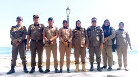 Sekretaris Satpol PP Boltara, Salim Eato bersama jajaran melakukan patroli dan himbauan kepada masyarakat dan pengunjung tempat wisata pantai batu pinagut. 