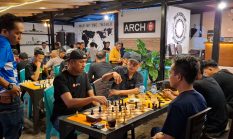 HUT ke-1 Arch Coffee, Satukan Pecinta Catur Boltara di Pantai Batu Pinagut