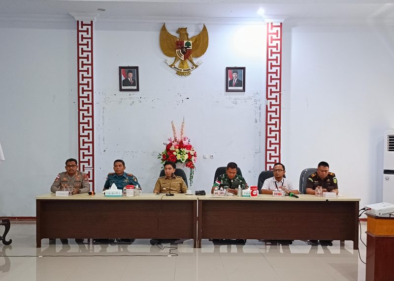 Kasie Pidsus, Emnovri Pansariang bersama Bupati Sangihe, Michael Thungari beserta Forkopimda pada rapat persiapan menjelang HUT Sangihe ke-601 dan Tulude. 