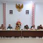 Kasie Pidsus, Emnovri Pansariang bersama Bupati Sangihe, Michael Thungari beserta Forkopimda pada rapat persiapan menjelang HUT Sangihe ke-601 dan Tulude. 
