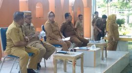Wakil Bupati Gorut, Nurjanah Hasan Yusuf didampingi oleh Sekda dan segenap jajaran pemkab Gorut menggelar rapat pembentukan Asosiasi Pelaku Pedagang Kaki Lima (AP2KL)