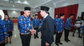 Bupati Kabupaten Kepulauan Sangihe, Michael Thungari berjabat tangan dengan Kepala RSD Liung Kendage yang baru, Dr. Polideng Dalawir