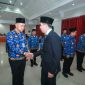 Bupati Kabupaten Kepulauan Sangihe, Michael Thungari berjabat tangan dengan Kepala RSD Liung Kendage yang baru, Dr. Polideng Dalawir