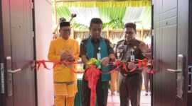 Bupati Gorut, Thariq Modanggu bersama Kajari Gorut yang baru, Aditya Narwanto meresmikan Rumah Dinas Jabatan ditandai dengan gunting pita. 