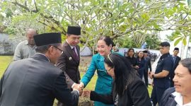 Nampak setelah selesai prosesi ziarah dan tabur bunga, Bupati Sangihe Michael Thungari didampingi oleh Ketua TP PKK Ny Cherry S. Thungari Soeyoenus bersalaman dengan Kepala Kemenag Sangihe, H. Kusnadi dan peserta ziarah lainnya. 