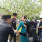 Nampak setelah selesai prosesi ziarah dan tabur bunga, Bupati Sangihe Michael Thungari didampingi oleh Ketua TP PKK Ny Cherry S. Thungari Soeyoenus bersalaman dengan Kepala Kemenag Sangihe, H. Kusnadi dan peserta ziarah lainnya. 