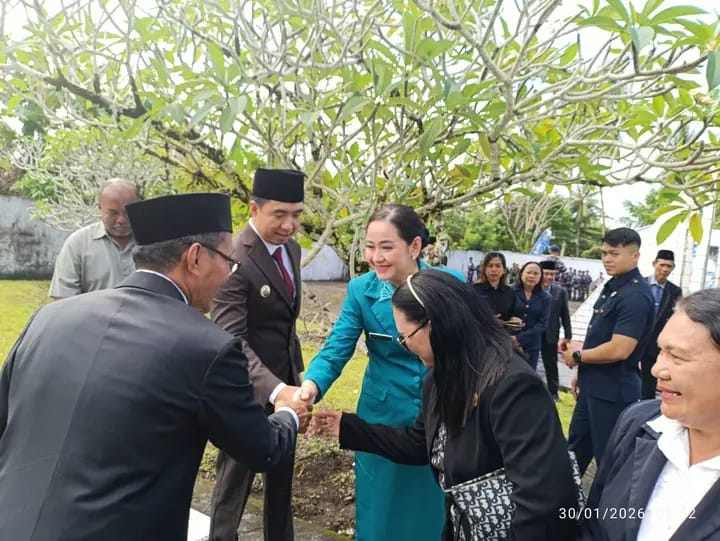 Nampak setelah selesai prosesi ziarah dan tabur bunga, Bupati Sangihe Michael Thungari didampingi oleh Ketua TP PKK Ny Cherry S. Thungari Soeyoenus bersalaman dengan Kepala Kemenag Sangihe, H. Kusnadi dan peserta ziarah lainnya. 