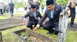 Ketua Pengadilan Negeri (PN) Tahuna, Sigit Triatmojo, saat tabur bunga di TMP malebur