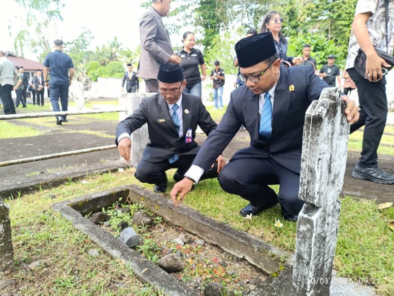 Ketua Pengadilan Negeri (PN) Tahuna, Sigit Triatmojo, saat tabur bunga di TMP malebur