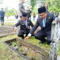 Ketua Pengadilan Negeri (PN) Tahuna, Sigit Triatmojo, saat tabur bunga di TMP malebur