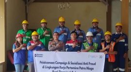 Fuel Terminal Manager Tahuna Jan Ichrem Pasambo bersama Kasi Propam Polres Kepulauan Sangihe IPDA Jefri Mandagi, S.H.
serta Head of Operation PT. Elnusa Tahuna Dikkar Gultom