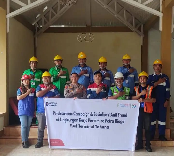 Fuel Terminal Manager Tahuna Jan Ichrem Pasambo bersama Kasi Propam Polres Kepulauan Sangihe IPDA Jefri Mandagi, S.H.
serta Head of Operation PT. Elnusa Tahuna Dikkar Gultom