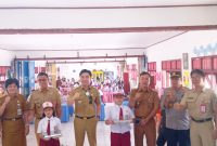 Bupati Kabupaten Kepulauan Sangihe, Michael Thungari di dampingi Kepala Dinas Kesehatan Bersama Siswa SDN Yerusalem Enemawira Serta Korwil SPPG dan Pemerintah Kecamatan Tabukan Utara