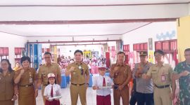 Bupati Kabupaten Kepulauan Sangihe, Michael Thungari di dampingi Kepala Dinas Kesehatan Bersama Siswa SDN Yerusalem Enemawira Serta Korwil SPPG dan Pemerintah Kecamatan Tabukan Utara