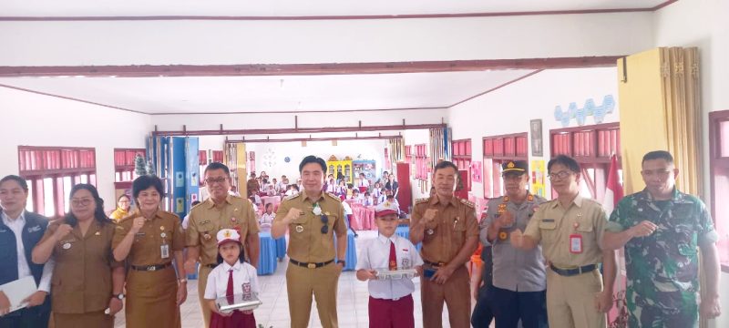 Bupati Kabupaten Kepulauan Sangihe, Michael Thungari di dampingi Kepala Dinas Kesehatan Bersama Siswa SDN Yerusalem Enemawira Serta Korwil SPPG dan Pemerintah Kecamatan Tabukan Utara